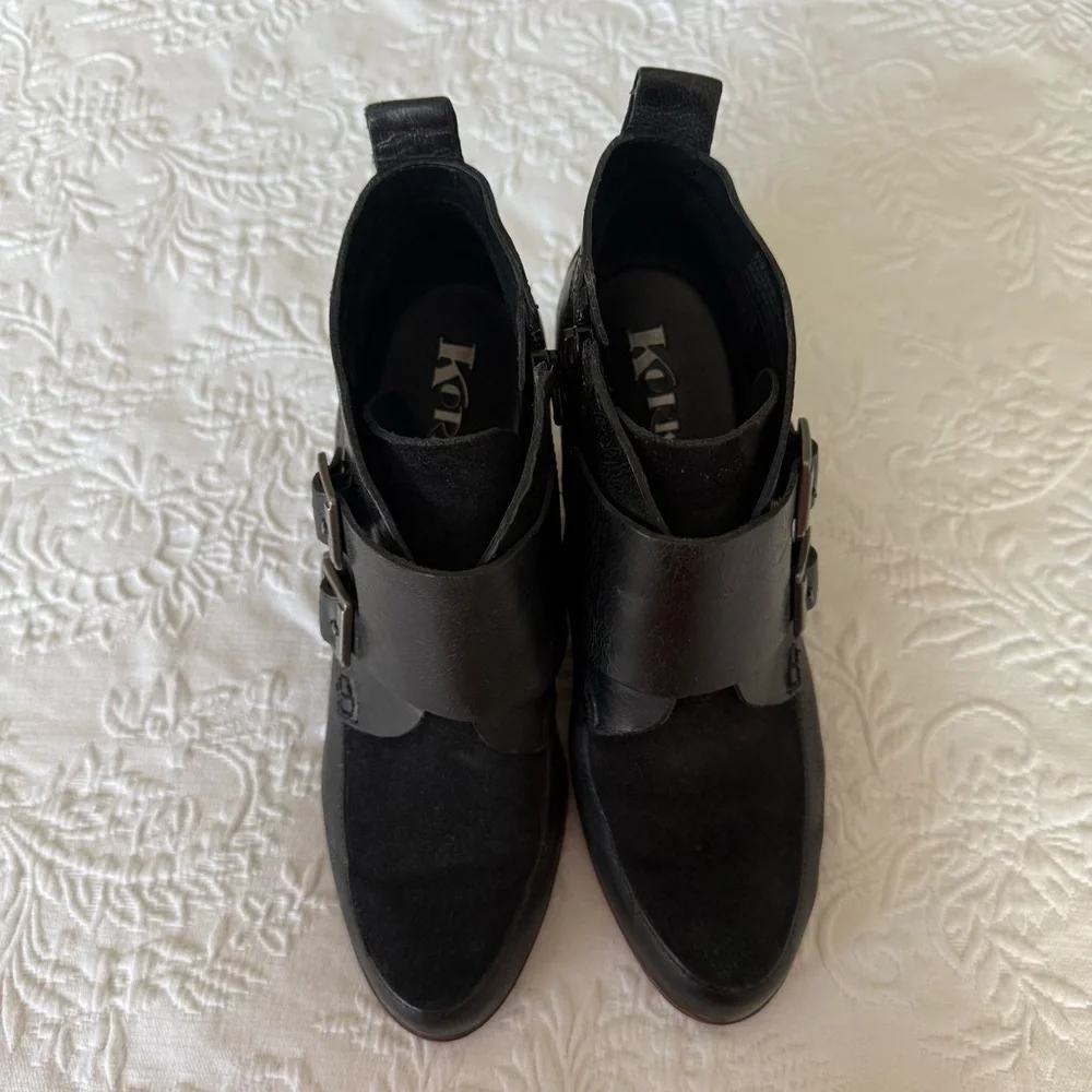 Kork-Ease Stylish Black Wedge Ankle Boots with Buckle. Size 8.5